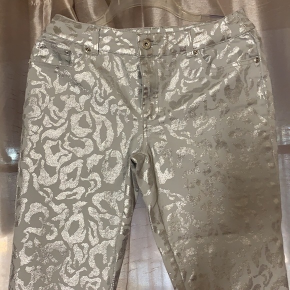 Chico’s Platinum Denim Capri/ crops - Picture 11 of 13